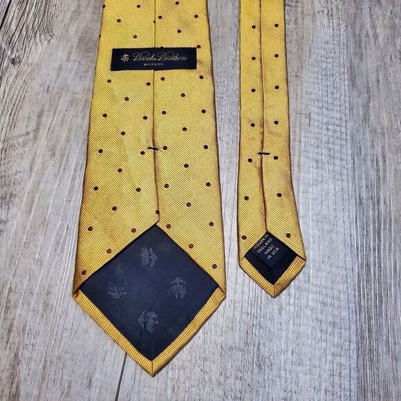 Brooks Brothers Makers 100% Pure Jacquard Silk Necktie Tie Gold Red Polka Dot - Picture 3 of 4